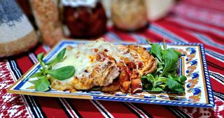 PIEPT DE PUI  CHERCHELIT CU CASCAVAL SI SOS DE VIN