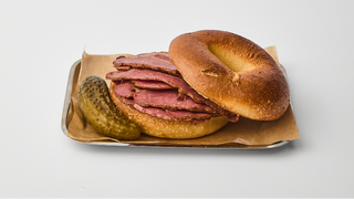 Bajgiel z pastrami