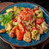 Carne de pui picant cu legume, susan și tăiței de orez