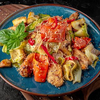 Carne de pui picant cu legume, susan și tăiței de orez