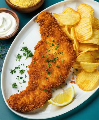 Schnitzel fraged de porc cu os (două persoane)