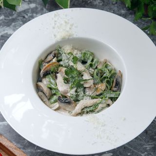 Тауық еті және саңырауқұлақ қосылған Тальятелле / Тальятелле с курицей и грибами