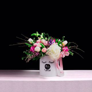 Aranjament floral in cutie cu gene