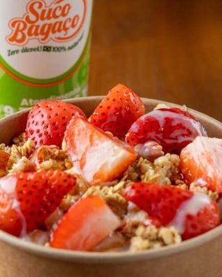 Açaí com Granola e Morango
