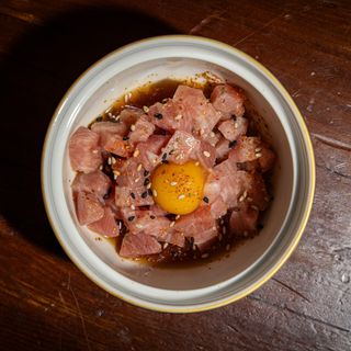 Tartar De Toro Ahumado Con Yema De Huevo De Codorniz (Porción Individual)