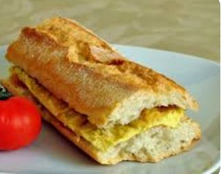 Bocadillo de tortilla francesa con bacon