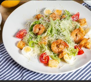 Салат "Цезарь" с креветками гриль (250г)