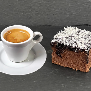 Cafea (dublu espresso 80 ml) + desertul zilei