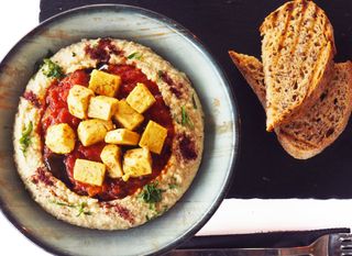 Vegan Shakshouka cu humus din linte &tofu