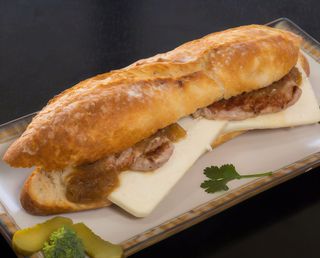B-20 Bocadillo solomillo, queso fresco y cebolla caramelizada