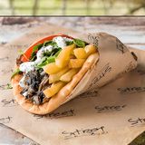 Pileći pita giros sa tzatzikijem + sok gratis