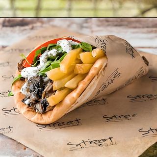 Pileći pita giros sa tzatzikijem + sok gratis