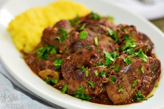 Ficatei de pui la ceaun cu mamaliga si mujdei de usturoi