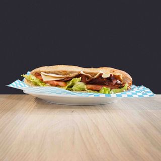 Bocadillo 14. Bacon Completo Con Huevo