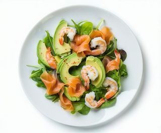 Ensaladilla De Aguacate Con Salmón Ahumado Y Gambones