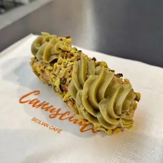 Cannolicchio con ganache al pistacchio