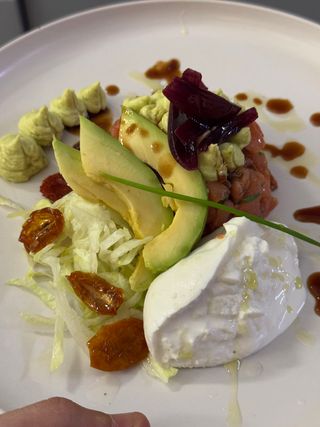Tartare di salmone affumicato con crema di avocado e salsa teriyaki