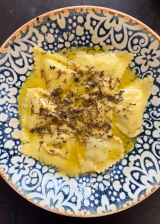 Triangoli rellenos de queso con salsa de mantequilla y trufa 