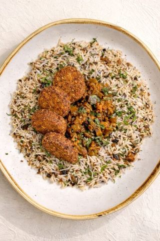 Falafel con arroz aromatizado, zumaque y caponata de verdura