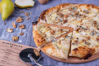 Піца З грушою та горгонзолою 