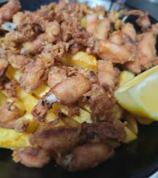Puntilla de calamar con patatas fritas