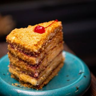 Торт медовий з вішнею