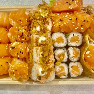 32 - sushi misto tofu + sashimi (26 peças)