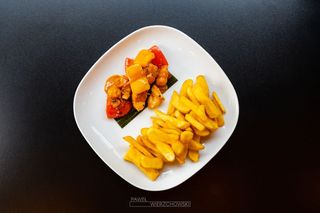 Kurczak słodko-kwaśny z frytkami dla dzieci