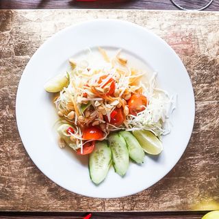 Тайландска салата със зелена папая (150г)