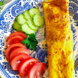 Омлет с кашкавал и сирене с гарнитура домати и краставици