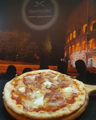 Pizza speck e mascarpone