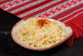 Salată de varză murată cu ulei de măsline şi boia de ardei dulce