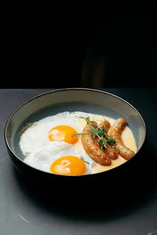 Яєчня з курячими ковбасками та беконом