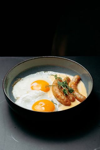 Яєчня з курячими ковбасками та беконом