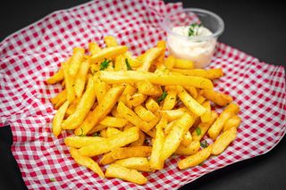 CARTOFI PRAJITI CU SOS AIOLI & PATRUNJEL 250Gr B