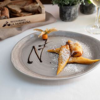 Frixuelos Rellenos De Crema Y Toque De Naranja