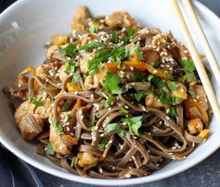 соба з куркою у вершковому соусі