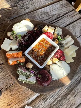 Дошка фермерських сирів із гострим медом (170г)