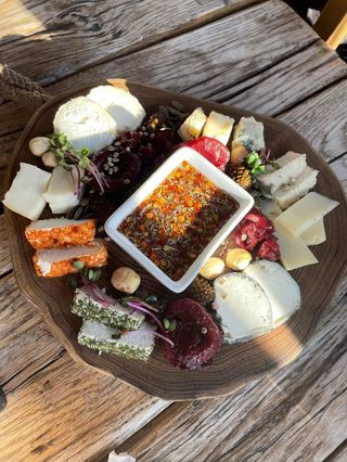 Дошка фермерських сирів із гострим медом (170г)