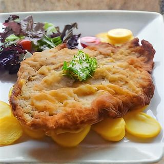 Виенски шницел с билкови чеснови картофки (350г)