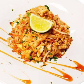 Pad thai oriental con tofu ahumado