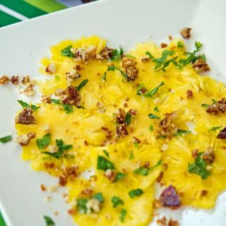 Carpaccio De Piña Con Menta Fina ,Nueces Picado,Ron Negro Y Azucar 