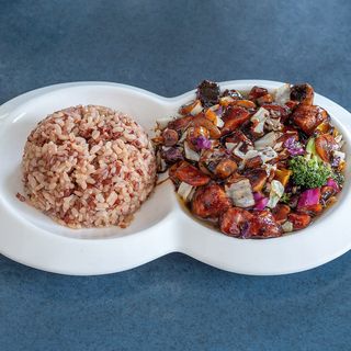 Piletina sa povrćem i šampinjonima u sosu po izboru + pirinač