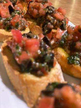 Брускета с домати и маслини (300г)