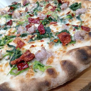 PIZZA AL PIATTO BIANCA - FRIARIELLI E SALSICCIA