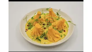 Хинкали с курицей в соусе чкмерули