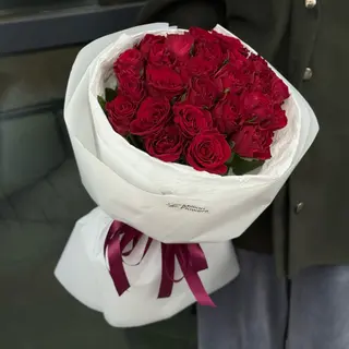 25 троянд в упакуванні Мадам Ред