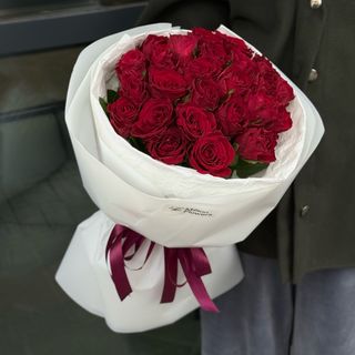 25 троянд в упакуванні Мадам Ред