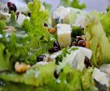 Салата Айсберг със синьо сирене, круша и сушени боровинки (400г)