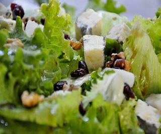 Салата Айсберг със синьо сирене, круша и сушени боровинки (400г)